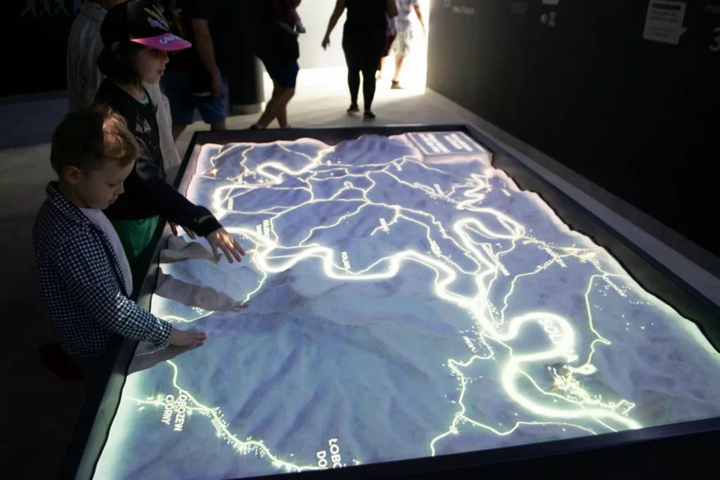Narrative Without an Author? The Challenges of Storytelling in AR/VR Exhibitions